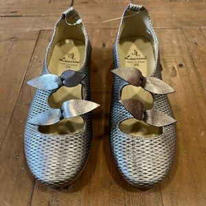 Luccini Silver Metallic Double Bow Flats Girls 36 US 4 Spanish Classic Textured